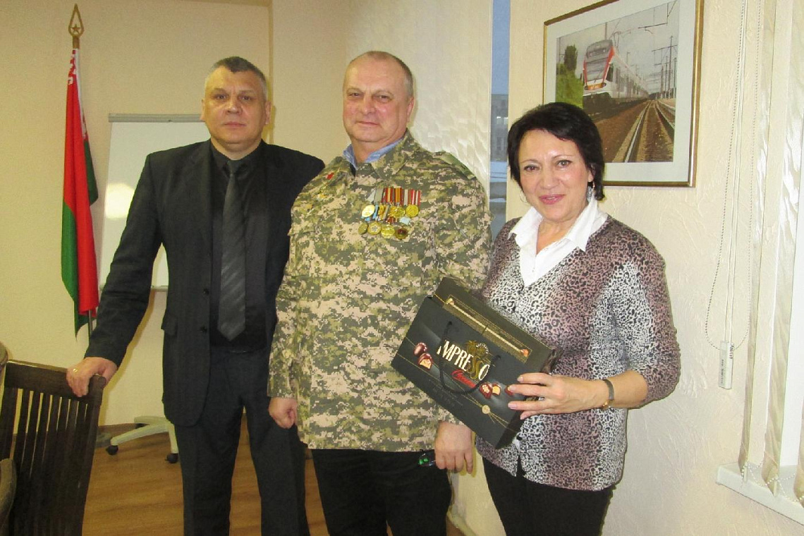 Администрация и профком БелНИИТ «Транстехника» в торжественной обстановке поздравили сотрудника института И.П. Гончарова с Днем памяти воинов-интернационалистов